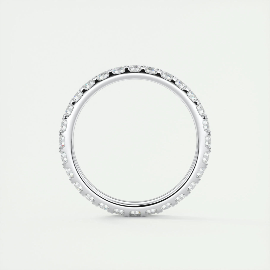 Round Brilliant diamond wedding band in yellow gold