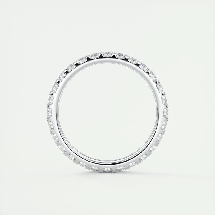 Round Brilliant diamond wedding band in yellow gold