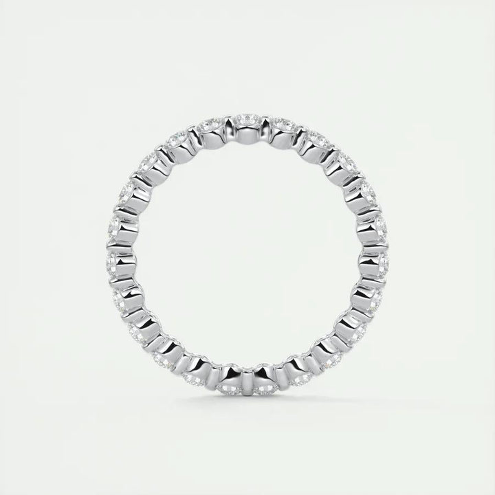 Round Brilliant diamond wedding band in yellow gold
