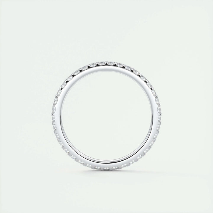 Round Brilliant diamond wedding band in yellow gold