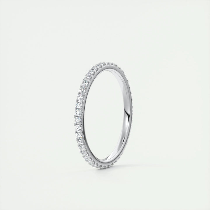 Round Brilliant diamond wedding band in yellow gold