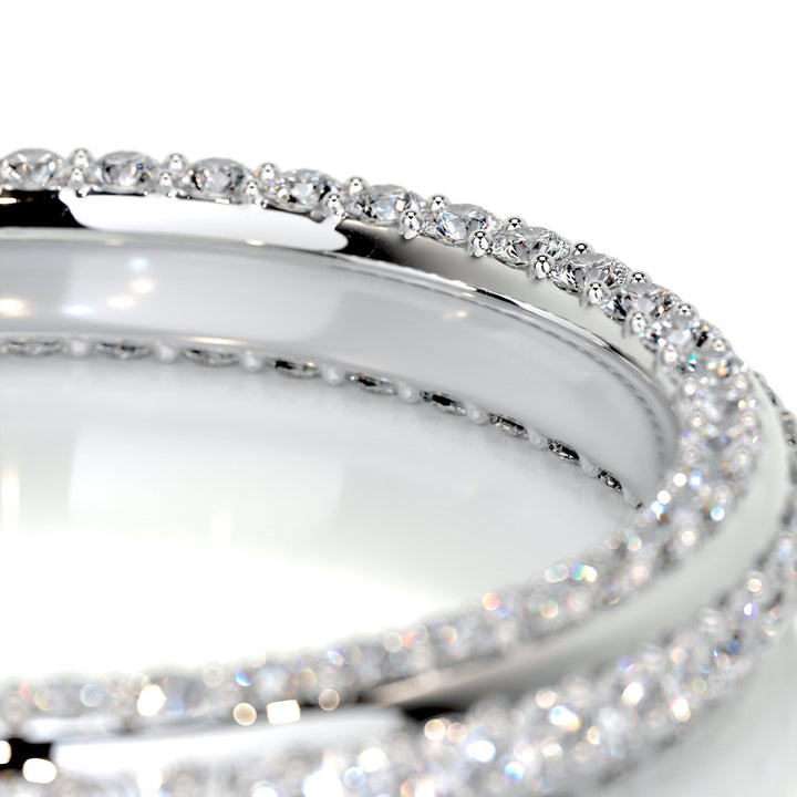 Round Brilliant diamond wedding band in yellow gold