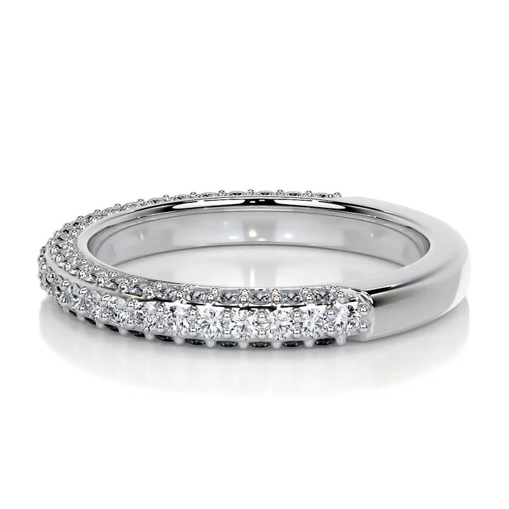 Round Brilliant diamond band lifestyle photo