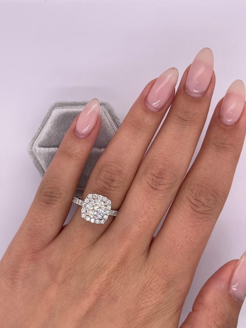Shop the round cut halo engagement ring collection online
