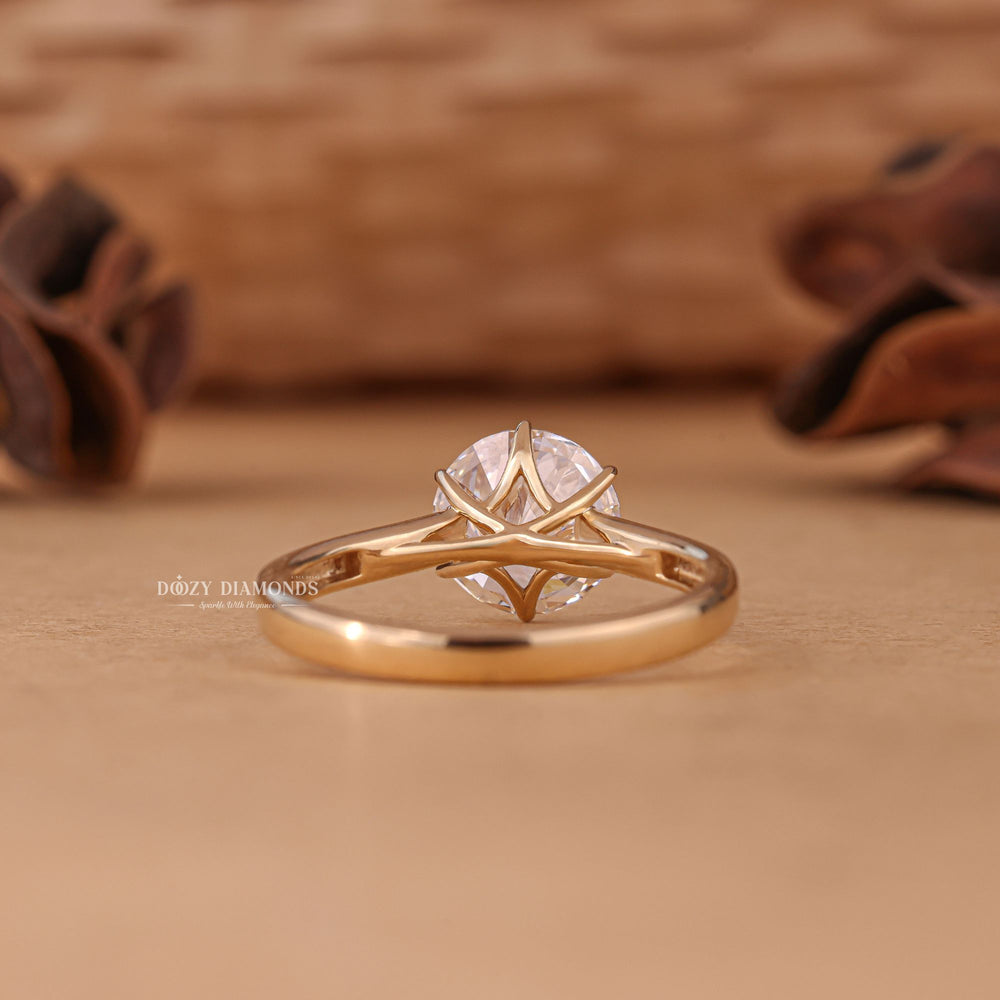 Round cut solitaire engagement ring with IGI certified center diamond