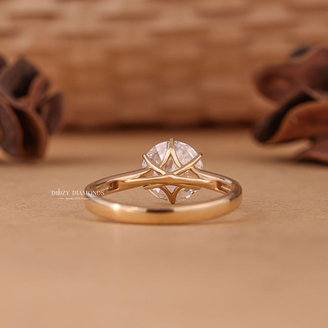 Round cut solitaire engagement ring with IGI certified center diamond
