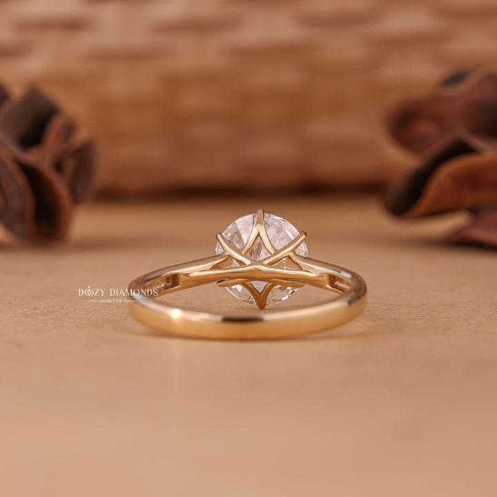 Round cut solitaire engagement ring with IGI certified center diamond