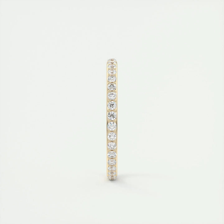 Side view of round brilliant diamond wedding band