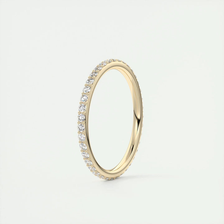 Side view of round brilliant diamond wedding band