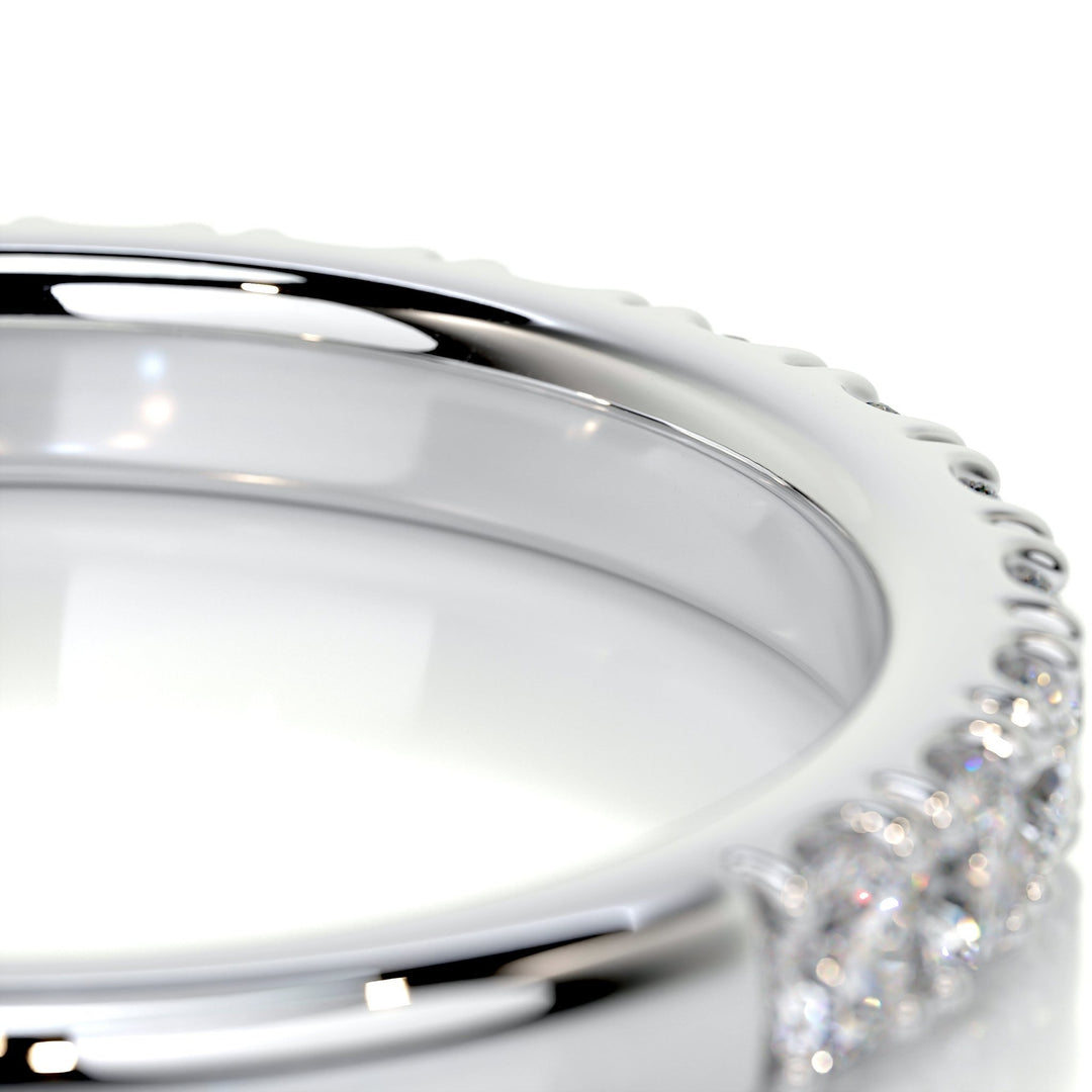 Round Brilliant diamond wedding band in yellow gold