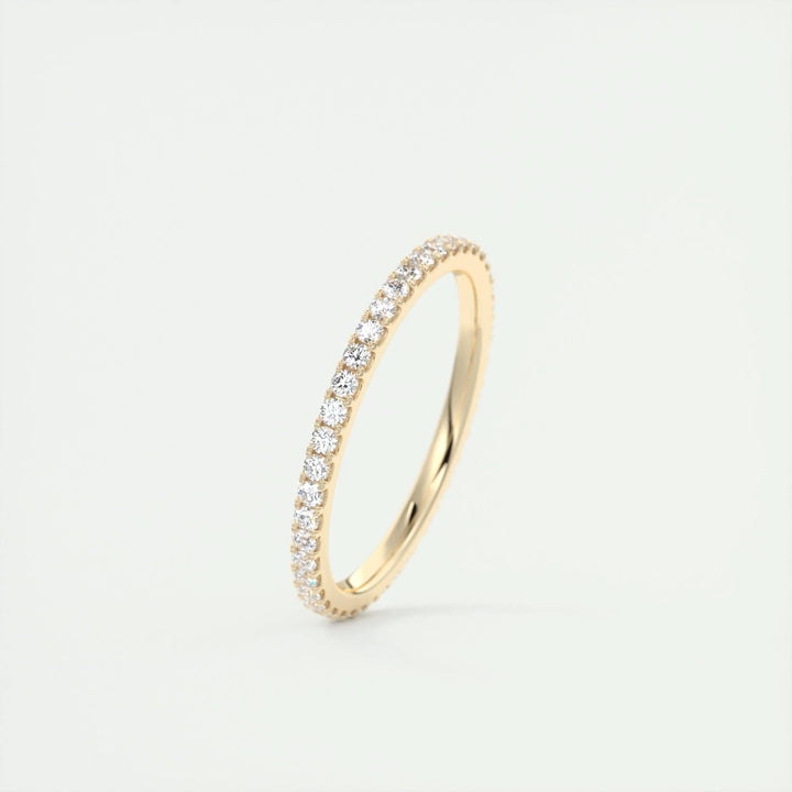 Side view of round brilliant diamond wedding band
