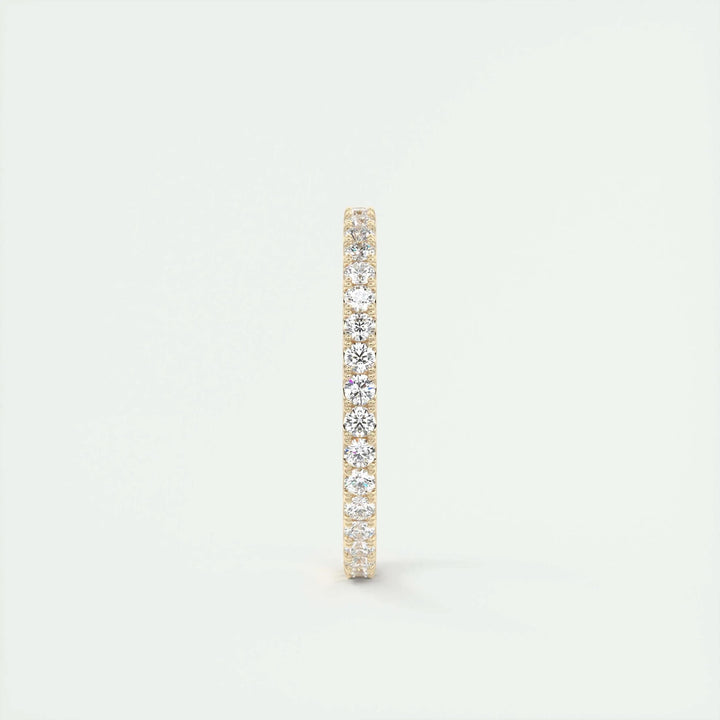 Side view of round brilliant diamond wedding band