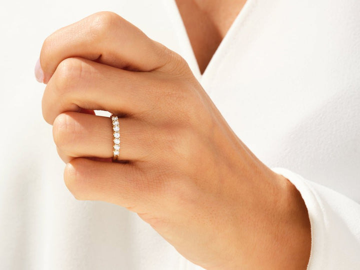 Round diamond wedding band in white gold