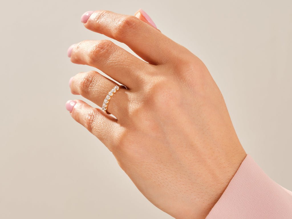 Round diamond wedding band in yellow gold