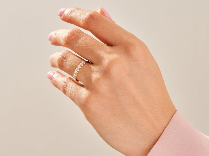 Round diamond wedding band in yellow gold