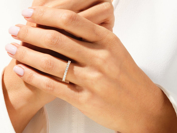 Round diamond wedding band in yellow gold