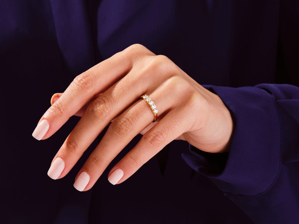 Round diamond wedding band in white gold