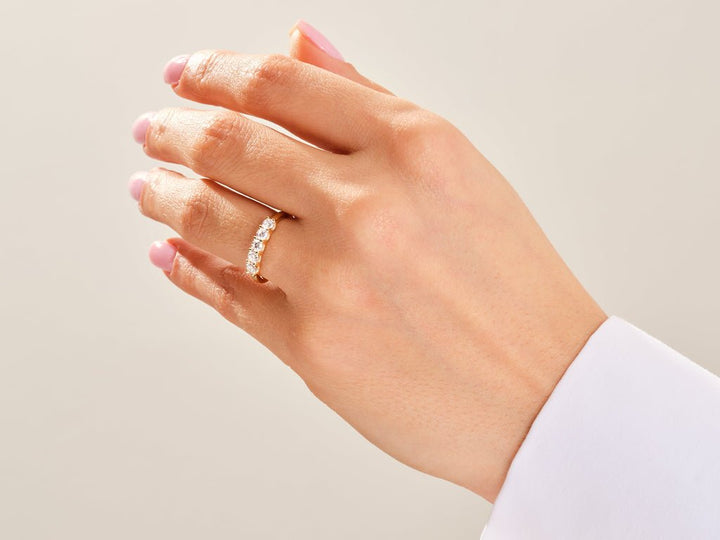 Round diamond wedding band in yellow gold