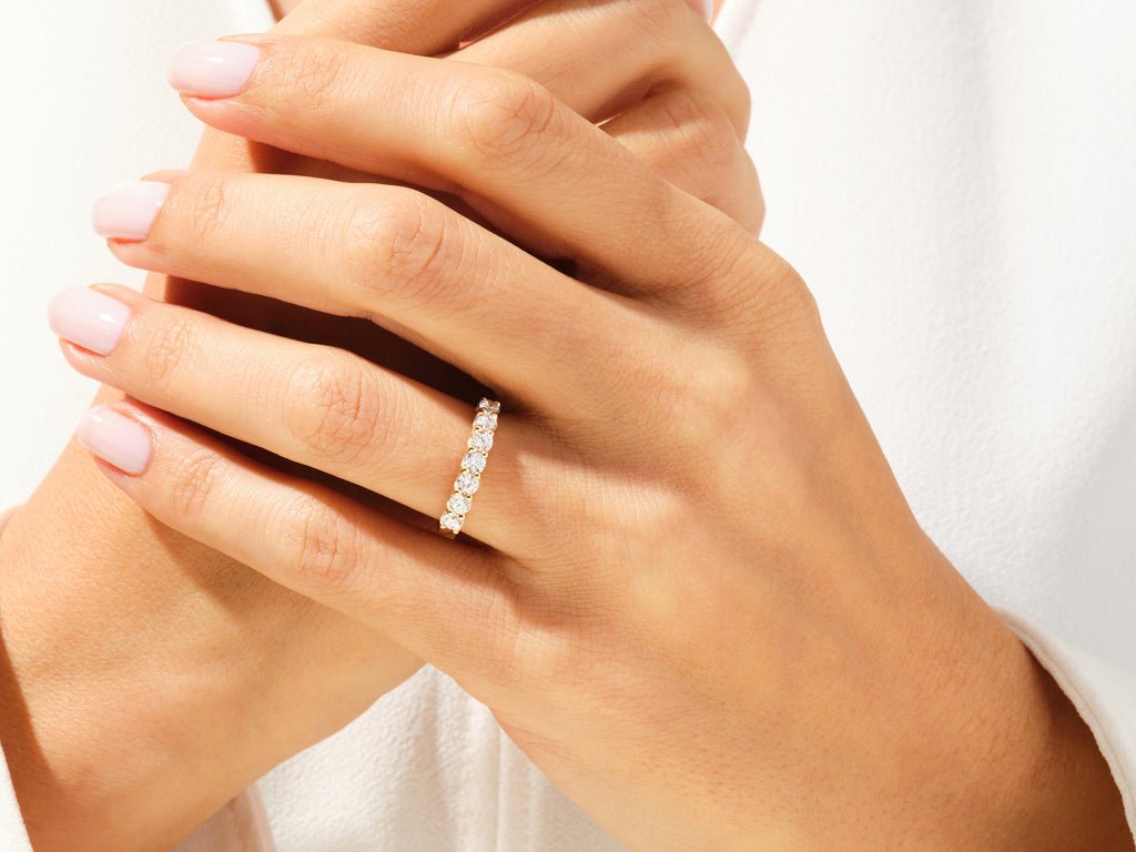 Round diamond wedding band in yellow gold
