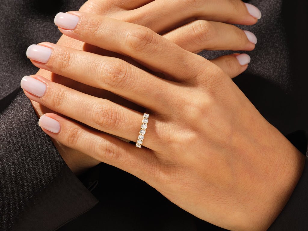 Round diamond wedding band in white gold