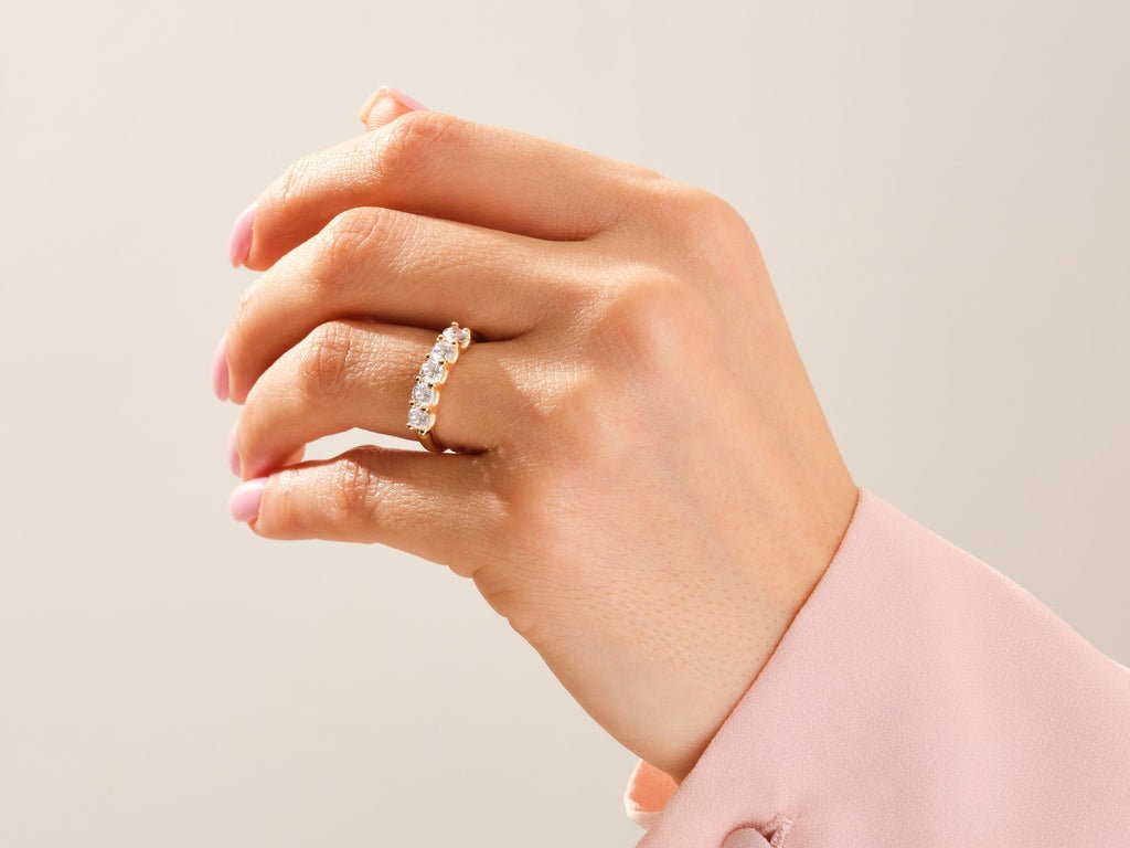 Round diamond wedding band in white gold