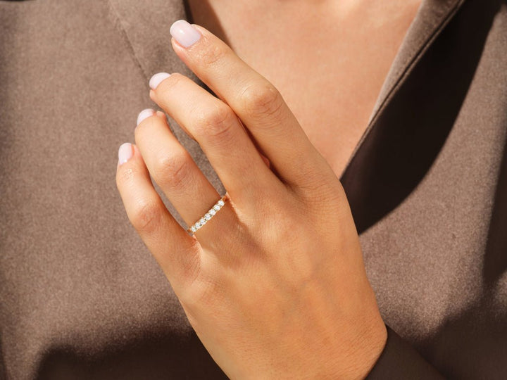 Round diamond wedding band in white gold