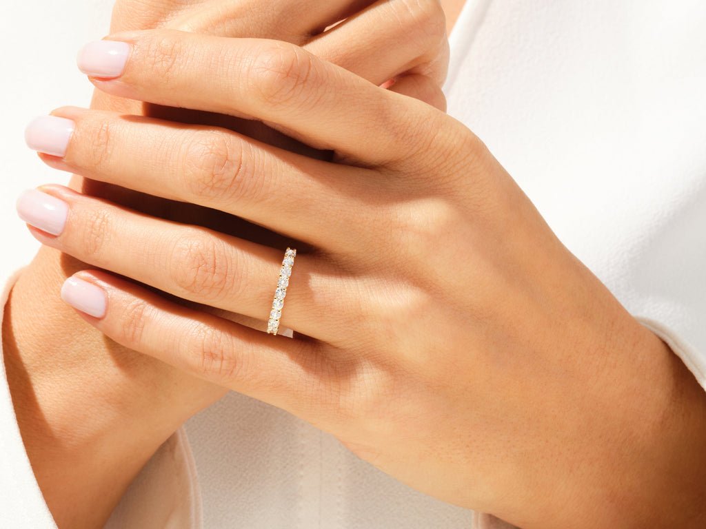Round diamond wedding band in yellow gold
