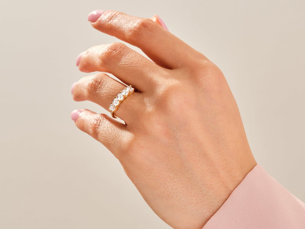 Round diamond wedding band in yellow gold