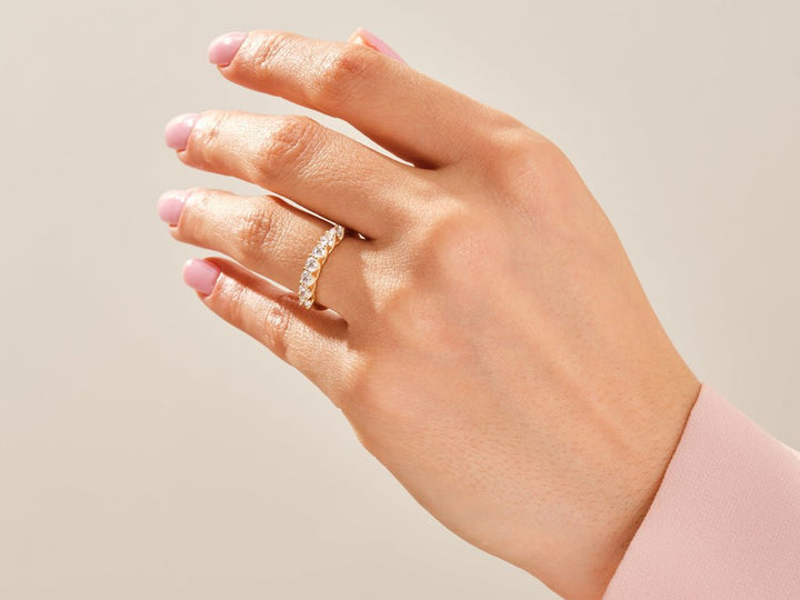 Round diamond wedding band in yellow gold