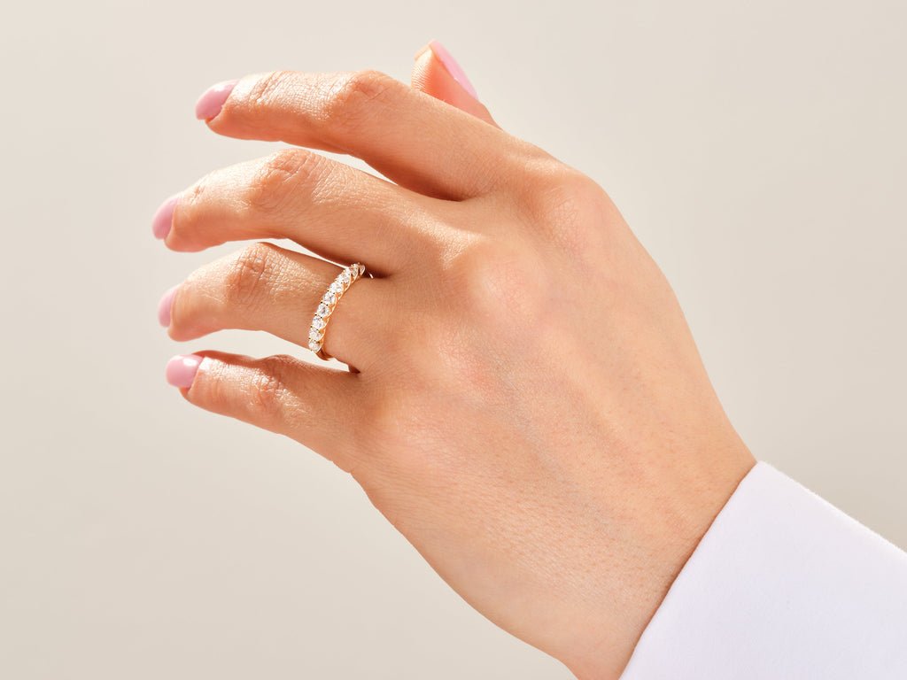 Round diamond wedding band in yellow gold
