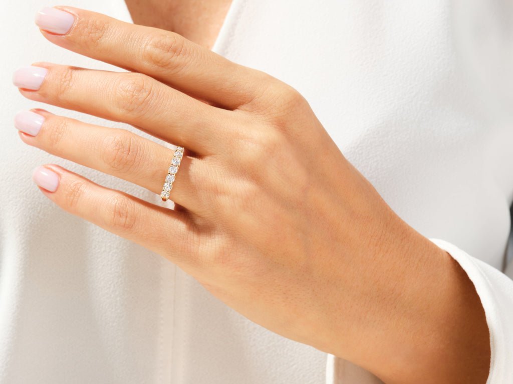 Round diamond wedding band in white gold