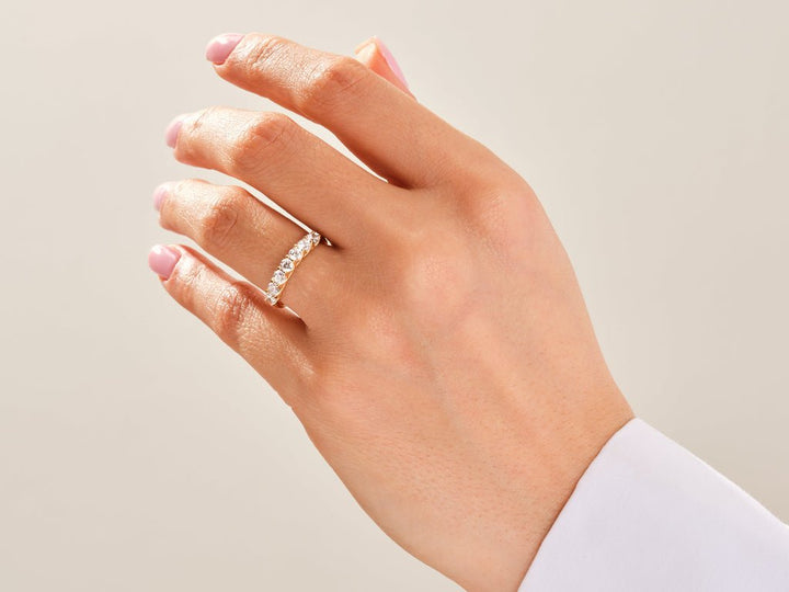 Round diamond wedding band in yellow gold