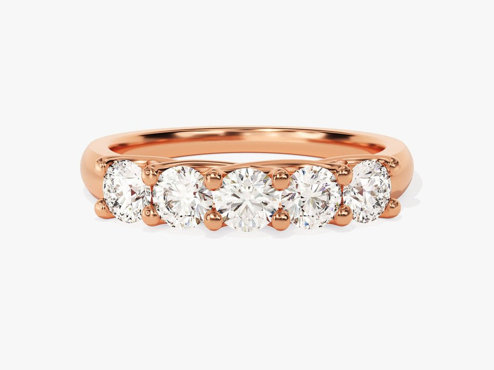 Close-up of 1.0CT round lab grown diamonds