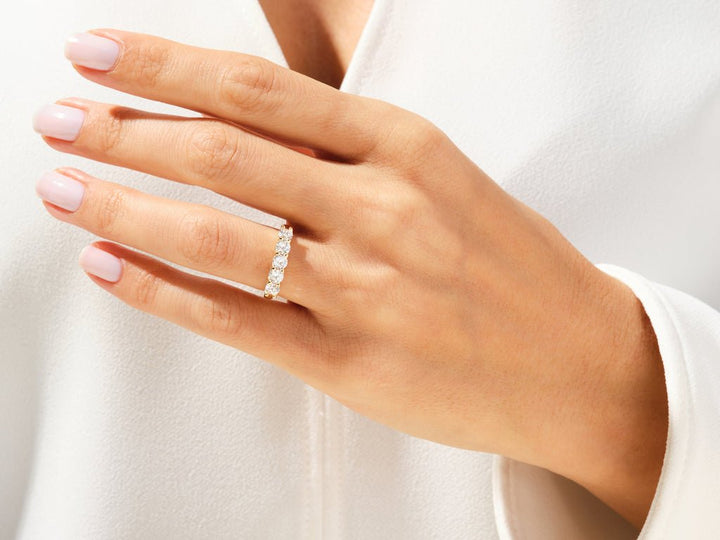 Round diamond wedding band in white gold