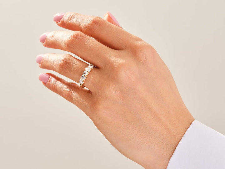 Round diamond wedding band in yellow gold