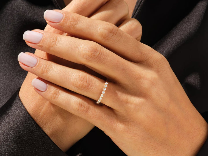 Round diamond wedding band in yellow gold