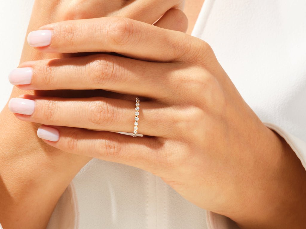 Round diamond wedding band in white gold