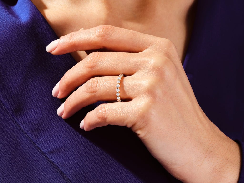 Round diamond wedding band in white gold