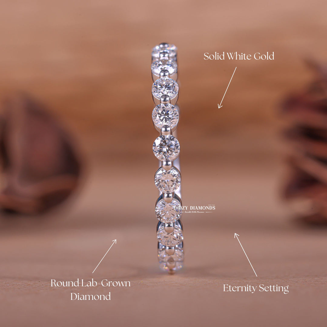 Round diamond wedding band in yellow gold