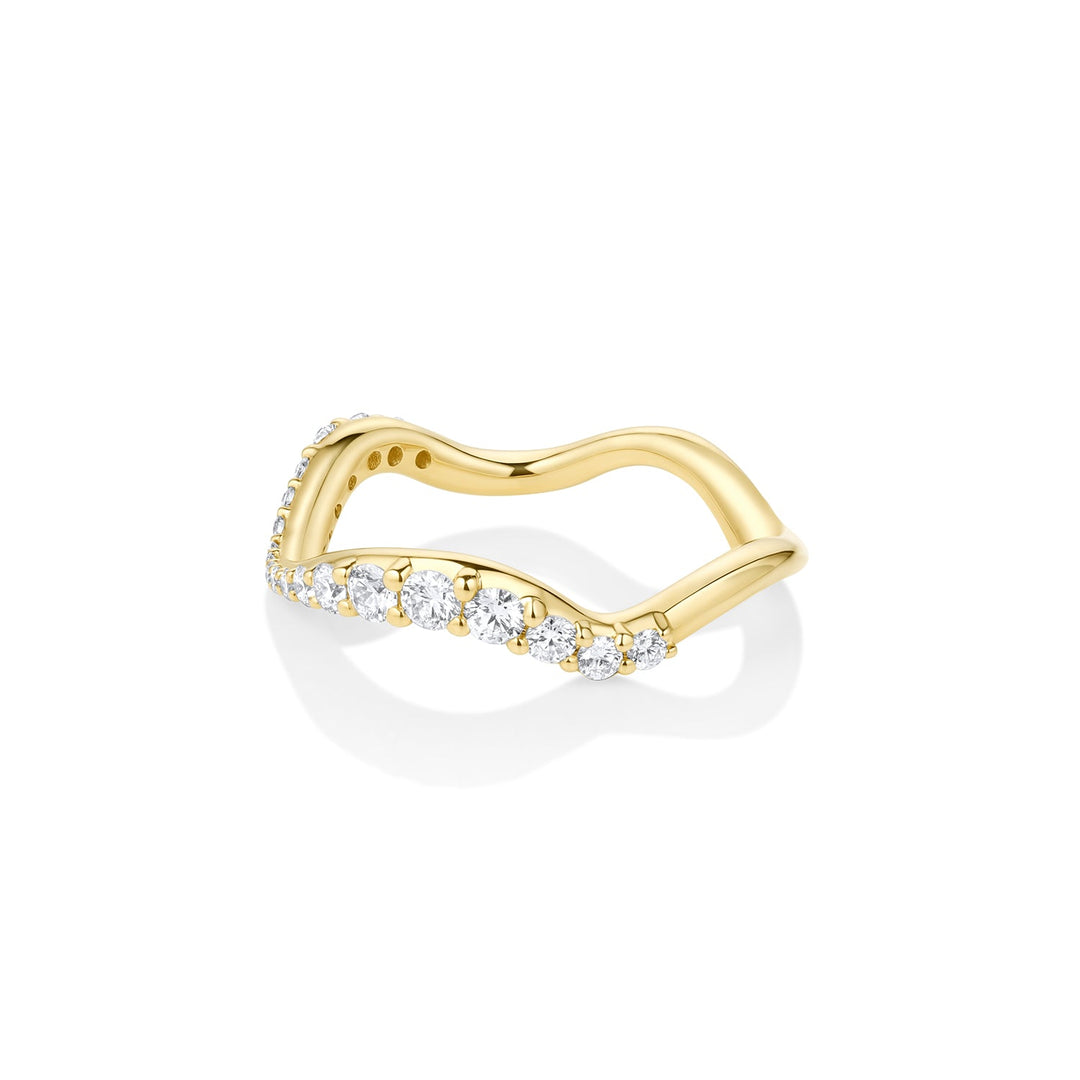 Round diamond wedding band in yellow gold