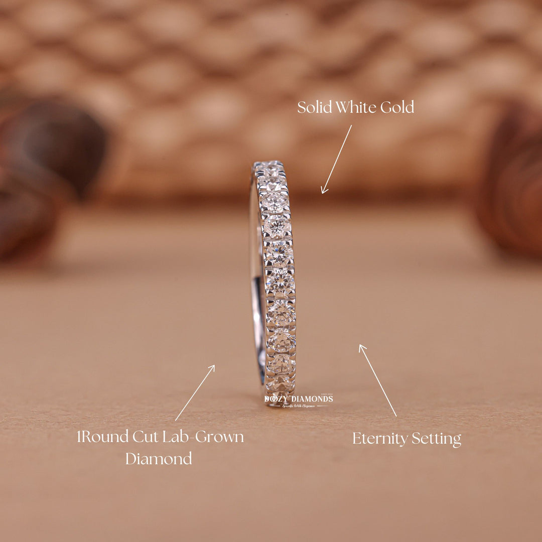 Round diamond wedding band in yellow gold
