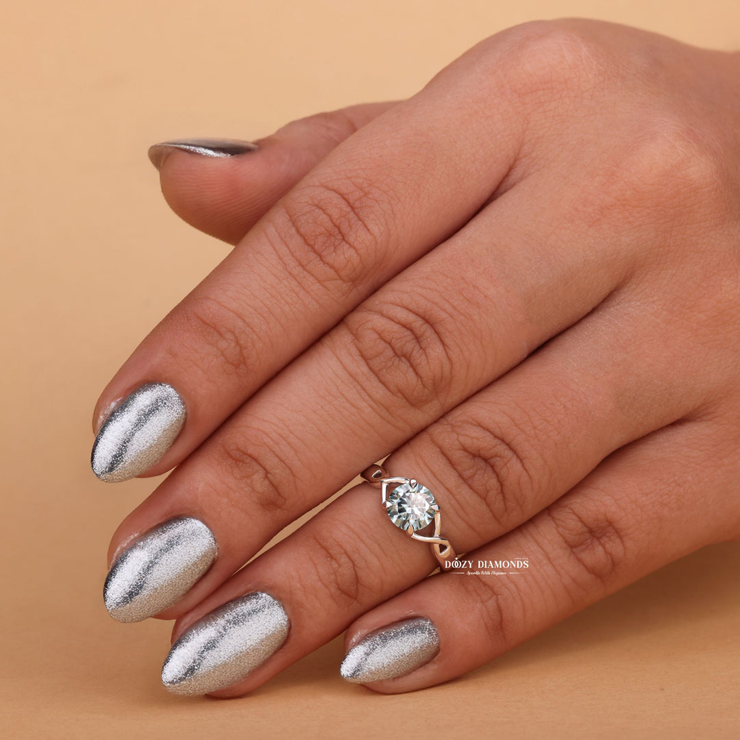 Round cut solitaire engagement ring with IGI certified center diamond