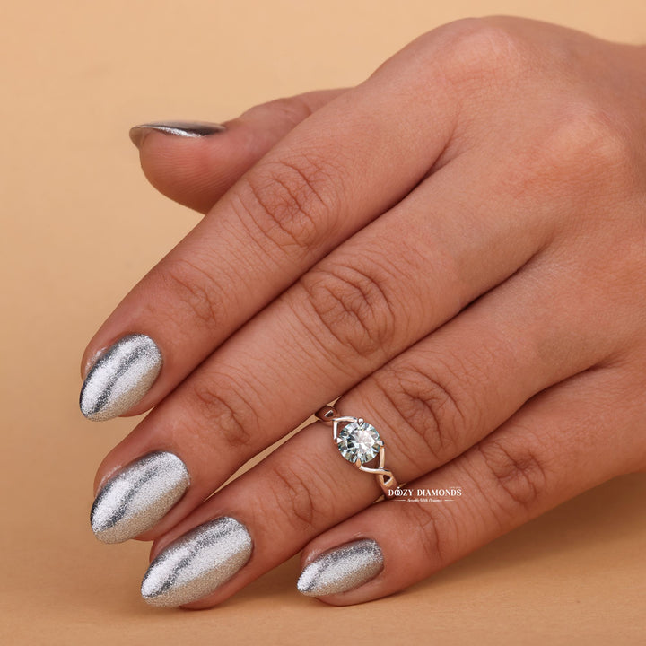 Round cut solitaire engagement ring with IGI certified center diamond