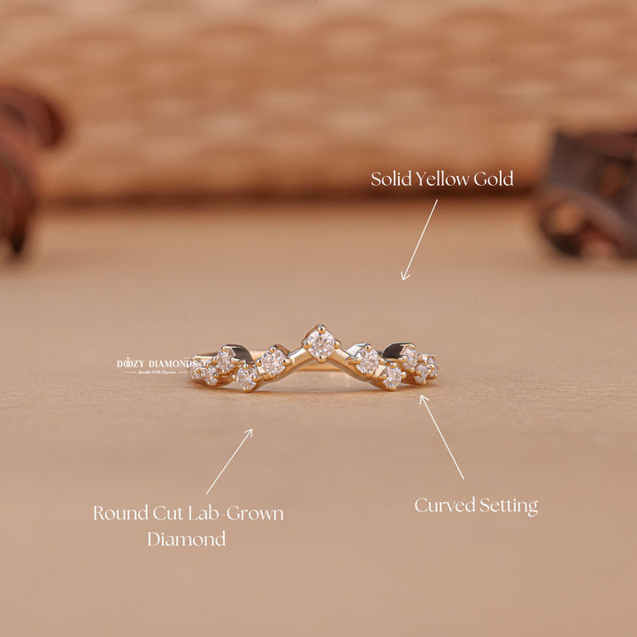 Round diamond wedding band in yellow gold