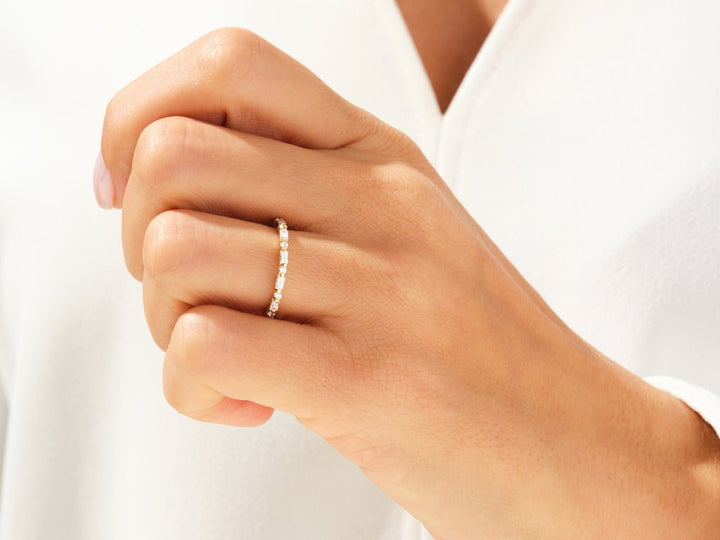 Side view of round & baguette diamond wedding band