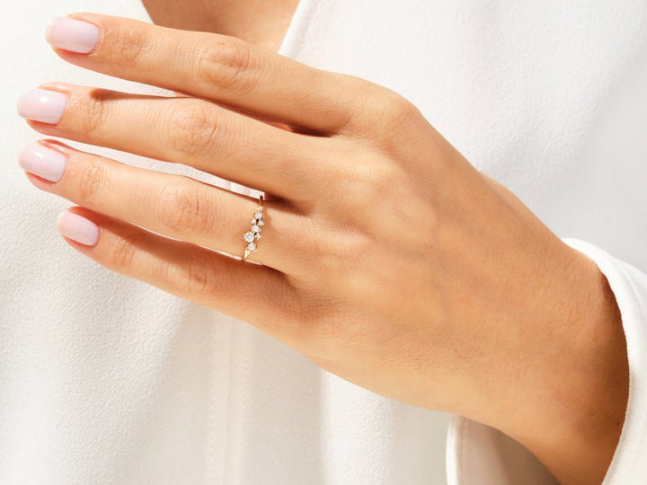 Round diamond wedding band in white gold