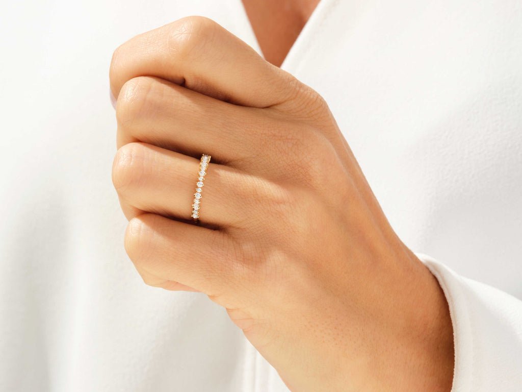 Round Brilliant diamond wedding band in white gold