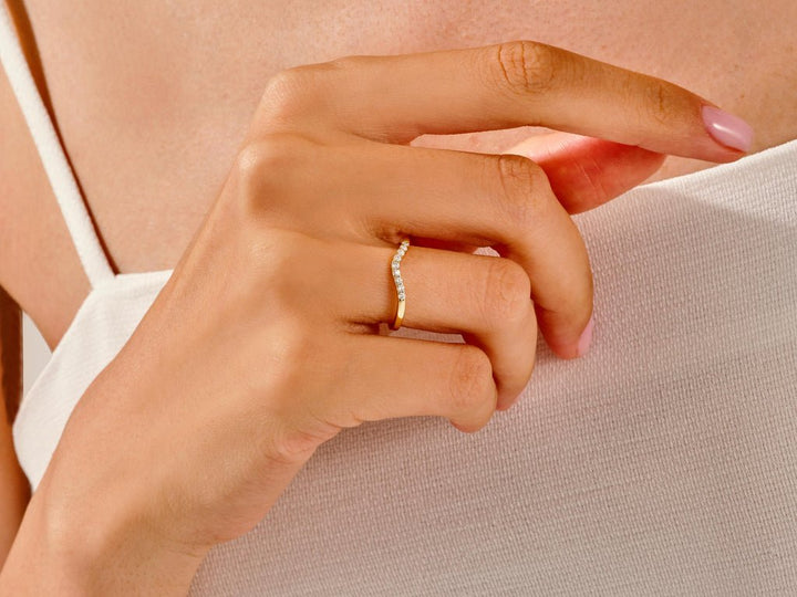 Round Brilliant diamond wedding band in yellow gold