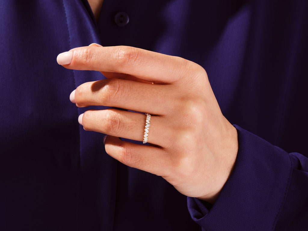 Round diamond wedding band in yellow gold