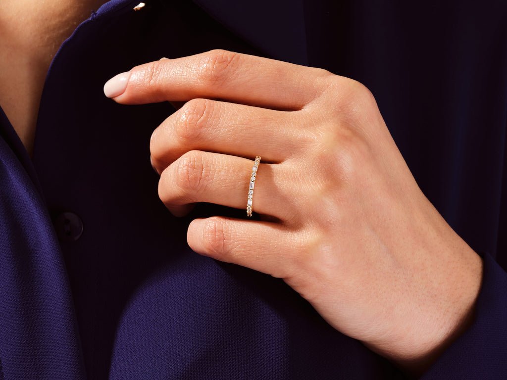 Baguette & Round diamond wedding band in white gold